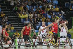 El equipo espaol defiende un ataque de Japn en el partido de baloncesto Japn-Espaa (39-55)