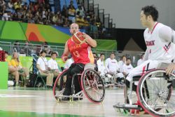 Asier Garca (13) lanza un ataque en el partido de baloncesto Japn-Espaa (39-55)