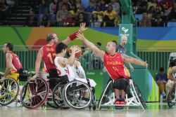 David Mouriz (11) y Asier Garca (13) defienden un ataque del equipo japons en el partido de baloncesto entre Japn y Espaa (39-55)