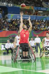 Alejandro Zarzuela (9) lanza a canasta en el partido de baloncesto que enfrent a Japn y a Espaa y que finaliz con 39-55 a favor del combinado nacional