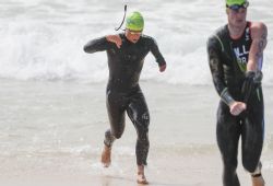 Jairo Ruiz haciendo la transicin de la natacin al ciclismo durante la prueba de triatln, categora PT4, en la que consigui la medalla de bronce