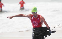 El almeriense Jairo Ruiz se desprende del neopreno antes de iniciar el tramo de ciclismo del triatlon paralmpico, categora PT4, en el que obtuvo la medalla de bronce