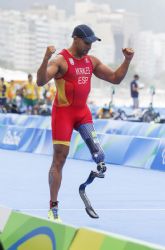 Lionel Morales cruza la meta del triatln paralmpico en el que obtuvo el 7º lugar de la categora PT2