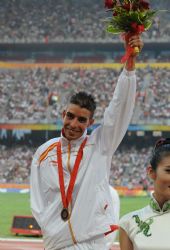 Abderraman Ait con la medalla de bronce en los 800 metros.