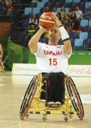 Jaume Llamb intenta un lanzamiento a canasta en el partido que Espaa perdi con Turqua por 65-68