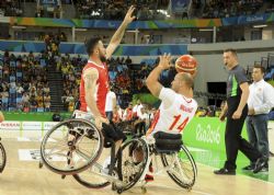 David Mouriz, presionado por un jugador turco durante el partido que Espaa perdi contra Turqua por 65-68 en la competicin paralmpica de BSR