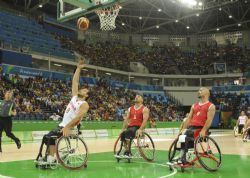 Alejandro Zarzuela (9) lanza a canasta en el partido que enfrent a Espaa y Turqua (65-68)