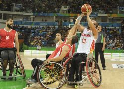 Asier Garca (13) intenta un lanzamiento a canasta en el Espaa-Turqua (65-68)