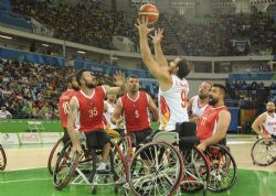 Alejandro Zarzuela (9) se hace con el rebote en una accin del Espaa-Turqua (65-68)