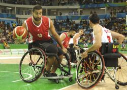 La seleccin de Turqua de BSR infringi a Espaa su primera derrota en el torneo paralmpico (65-68)