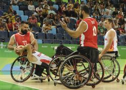 Francisco Javier Snchez Lara (8), a punto de perder un baln ante la mirada de Agustn Alejos en el Espaa-Turqua (65-68)