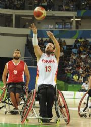 Asier Garca (13) intenta un lanzamiento en el Espaa-Turqua (65-68)