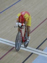 Eduardo Santas, al pasar por meta en el veldromo.