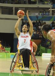 Pablo Zarzuela (7) lanza un tiro libre en el Espaa-Turqua (65-68)