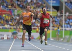 Xavier Porras, junto a su atleta de apoyo Enric Martn, en las rondas eliminatorias de los 100 metros en categora T11 donde finaliz con un registro de 11.99