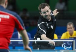 lvaro Valera plata en los Juegos Paralmpicos de Ro 2016 enfrentndose en la final clase 6 de Tenis de Mesa al dans Peter Rosenmeier