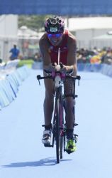 Rakel Mateo, pedaleando durante la carrera ciclista de la prueba de triatln.