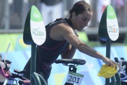 Rakel Mateo deja la bicicleta en la prueba de triatln.