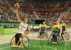 Pablo Zarzuela (7) lanza a canasta en el partido de baloncesto que enfrent a Espaa con el vigente campen del mundo, Australia, y que finaliz con victoria del combinado espaol por 75-64.