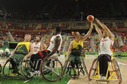 Pablo Zarzuela (7) intenta un pase durante el partido de baloncesto Espaa-Australia (75-64)