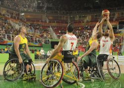 Alejandro Zarzuela (9) intenta un lanzamiento a canasta durante el partido de baloncesto entre Espaa y Australia (75-64)