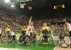 Asier Garca (13) lanza a canasta durante el partido de baloncesto Espaa-Australia (75-64)