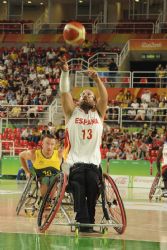 Asier García (13) lanza un tiro libre en la victoria de España sobre Australia (75-64) en la cuarta jornada del torneo paralímpico de baloncesto