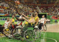 Amadou Diallo (10) intenta lanzar a canasta ante la oposicin de la defensa australiana en el partido de baloncesto que enfrent a Espaa y Australia (75-64)