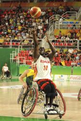 Amadou Diallo (10) lanza un tiro libre en el partido de baloncesto entre Espaa y Australia (75-64)