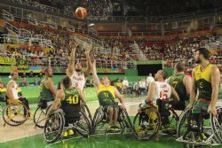 Alejandro Zarzuela (10) lanza a canasta en el partido de baloncesto entre España y Australia (75-64) de la cuarta jornada del torneo paralímpico de baloncesto