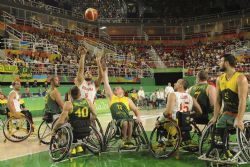 Alejandro Zarzuela (10) lanza a canasta en el partido de baloncesto entre Espaa y Australia (75-64) de la cuarta jornada del torneo paralmpico de baloncesto