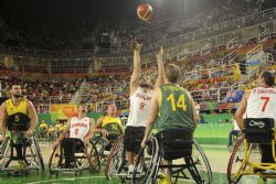 Alejandro Zarzuela (9) lanza a canasta en una accin del partido de baloncesto entre Espaa y Australia (75-64) de la cuarta jornada del torneo paralmpico de baloncesto