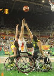 Lucha por un rebote en el partido de baloncesto que enfrent a Espaa y Australia (75-64)