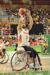 Alejandro Zarzuela (9) realiza un lanzamiento a canasta durante el partido de la cuarta jornada del torneo paralmpico de baloncesto que enfrent a Espaa con Australia (75-64)