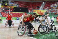 Alejandro Zarzuela (9) conduce un ataque en la victoria de España frente a Holanda (66-48) del torneo paralímpico de baloncesto