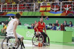 Asier Garca (13) en un momento del Holanda-Espaa (48-66) con el que se cerr la primera fase del torneo paralmpico de baloncesto