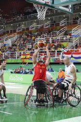 Alejandro Zarzuela (9), lanza a canasta en una accin del Holanda-Espaa (48-66) con que se cerr la fase de grupos del torneo paralmpico de baloncesto