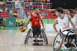 Agustn Alejos (51) dirige un ataque del equipo espaol de baloncesto durante el Holanda-Espaa (48-66)