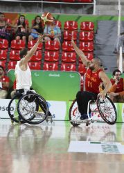 Jordi Ruiz (11) defiende un ataque del combinado holands durante el partido de baloncesto que enfrent a Holanda y Espaa (48-66)