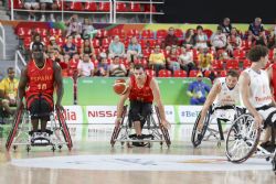 Agustn Alejos (51) y Amadou Diallo (10), en un momento del partido de baloncesto entre Holanda y Espaa (48-66)