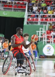 Amadou Diallo (10), en un lance del partido de baloncesto entre Holanda y Espaa (48-66)