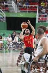 Jordi Ruiz (11) lanza a canasta en un momento del partido de baloncesto que enfrent a Holanda con Espaa (48-66)