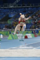 Sara Fernndez durante la final de salto de longitud T12