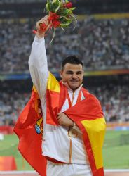 David Casinos con la medalla de oro en lanzamiento de peso.