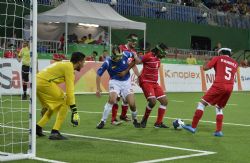 Un momento del partido Espaa-Mxico de ftbol 5 (1-0).