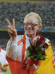 Eva Ngui con la medalla de bronce en 200 metros.