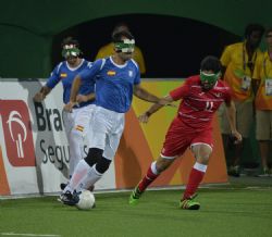 Un jugador espol conduce el baln en el partido Espaa-Mxico (1-0).