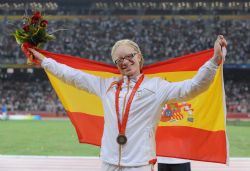 Eva Ngui con la medalla de bronce en 200 metros.