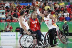 Asier Garca (13) y Alejandro Zarzuela (9), en una accin de la semifinal del torneo de baloncesto que finaliz con la victoria de Espaa sobre Gran Bretaa por 69-63