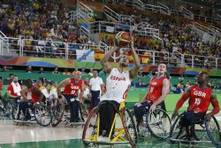 Pablo Zarzuela (7) lanza a canasta en el partido de semifinales del torneo paralmpico de baloncesto entre Espaa y Gran Bretaa (69-63)